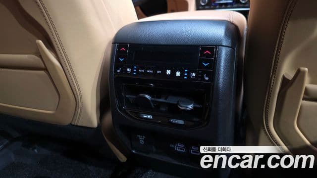 Jeep Grand Cherokee 2023 — ფოტო 19/20
