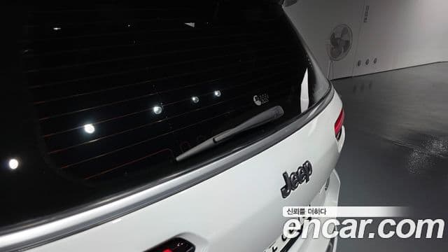 Jeep Grand Cherokee 2023 — Photo 39/44