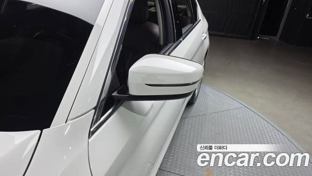 BMW 5 Series 2018 — Photo 17/36