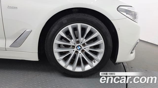 BMW 5 Series 2018 — Photo 10/36