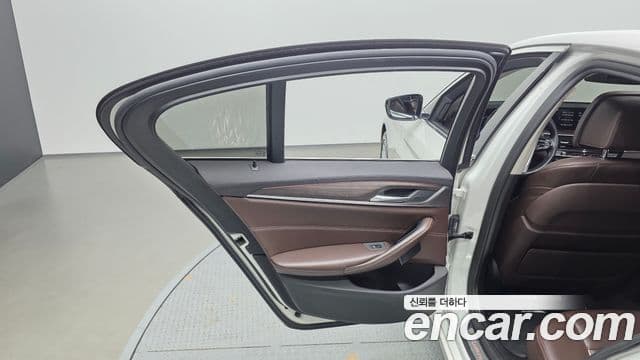 BMW 5 Series 2018 — Photo 16/36