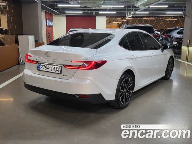 Toyota Camry 2025 — Photo 10/17