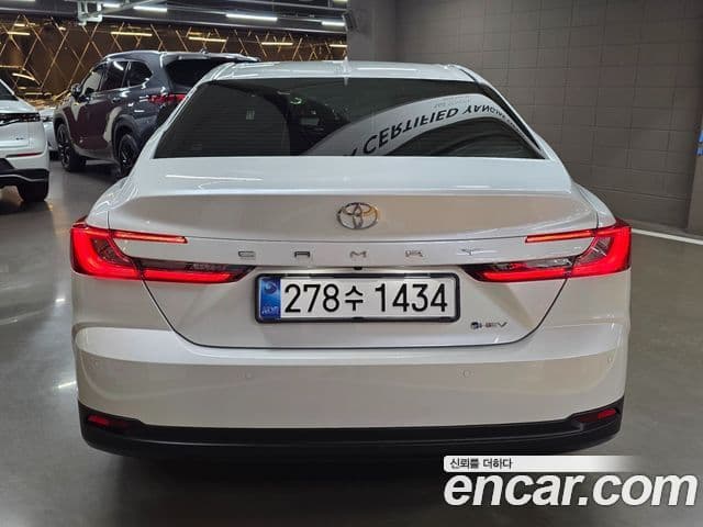 Toyota Camry 2025 — Photo 4/17