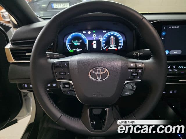 Toyota Camry 2025 — Photo 12/17