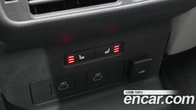 Land Rover Range Rover Velar 2025 — ფოტო 19/20