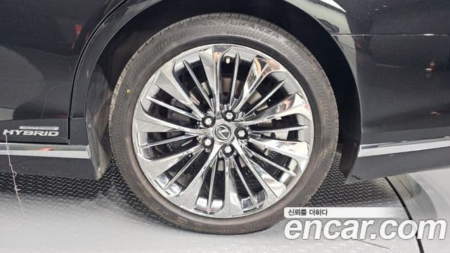 Lexus LS500h 2018 — Şəkil 28/34