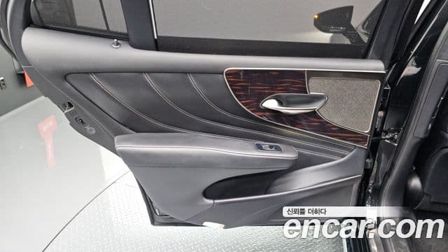 Lexus LS500h 2018 — Şəkil 22/34