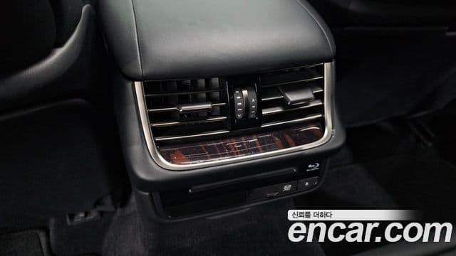 Lexus LS500h 2018 — Şəkil 27/34