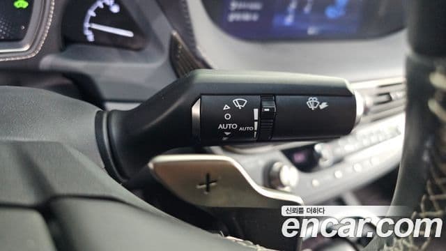 Lexus LS500h 2018 — Şəkil 14/34