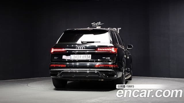 Audi Q7 2022 — Photo 2/20