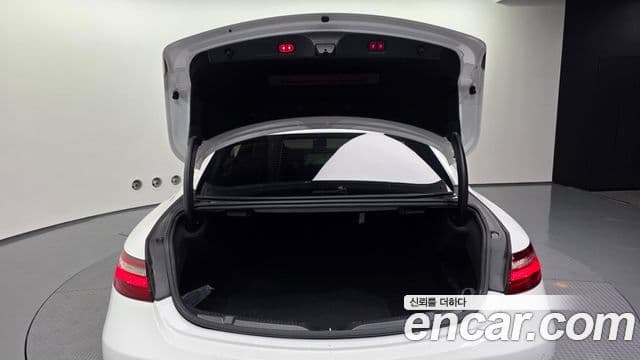 Mercedes-Benz E-Class 2019 — Photo 12/20