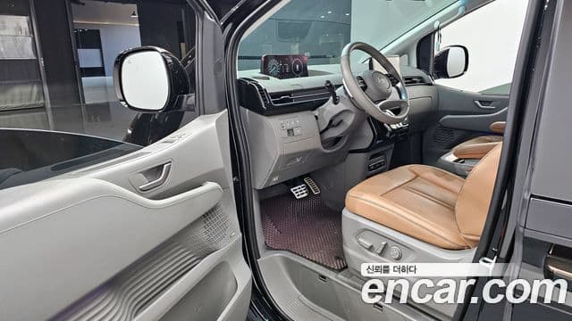 Hyundai Staria 2025 — Photo 9/20