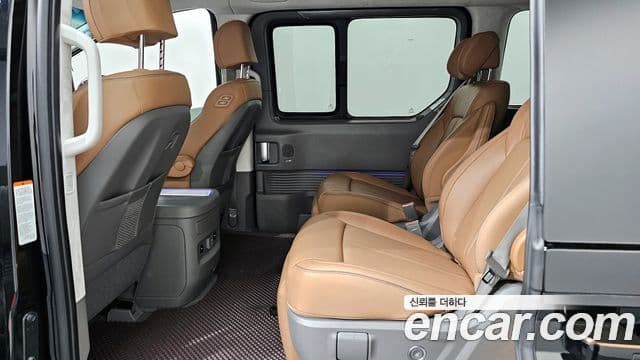 Hyundai Staria 2025 — Photo 8/20