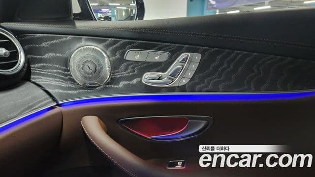 Mercedes-Benz E-Class 2023 — ფოტო 18/20