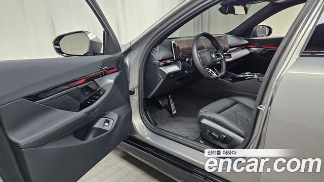 BMW 5 Series 2025 — Фото 10/20