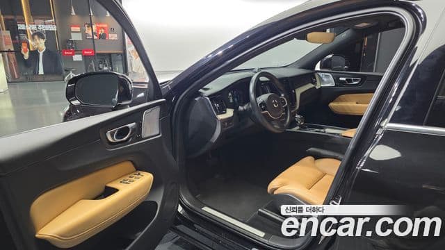 Volvo XC60 2018 — ფოტო 10/20