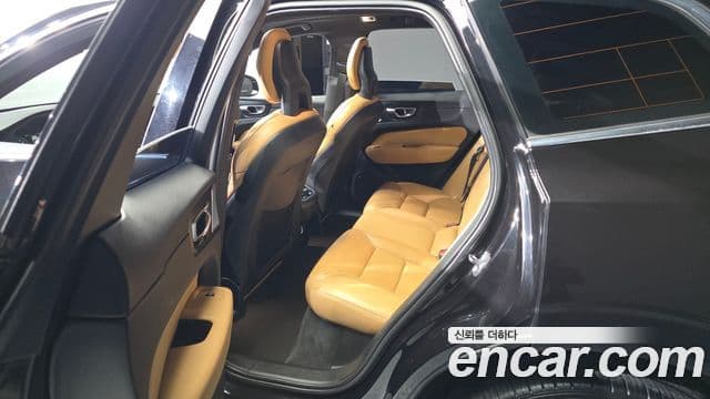 Volvo XC60 2018 — ფოტო 11/20