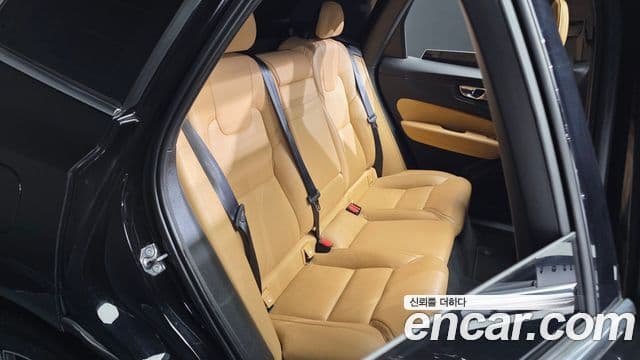 Volvo XC60 2018 — ფოტო 12/20