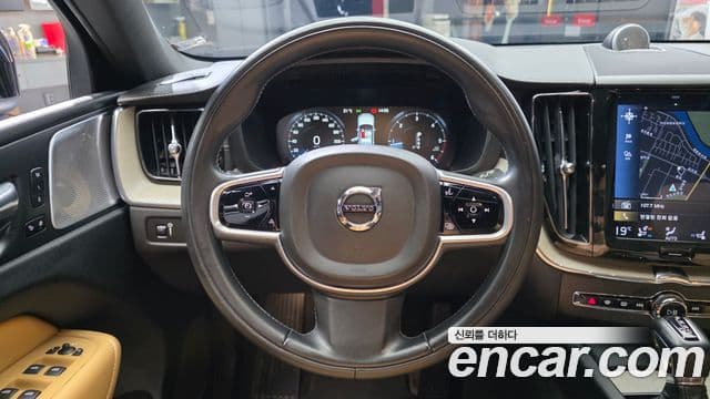 Volvo XC60 2018 — ფოტო 13/20