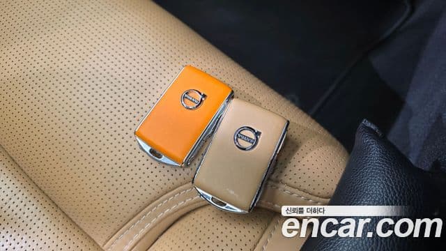 Volvo XC60 2018 — ფოტო 15/20