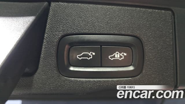 Volvo XC60 2018 — ფოტო 16/20