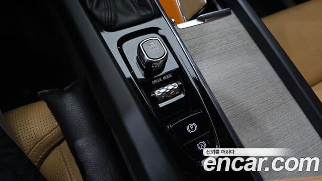 Volvo XC60 2018 — ფოტო 18/20