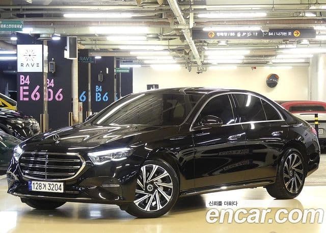 Mercedes-Benz E-Class 2024 — Photo 12/20