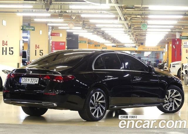 Mercedes-Benz E-Class 2024 — Photo 11/20