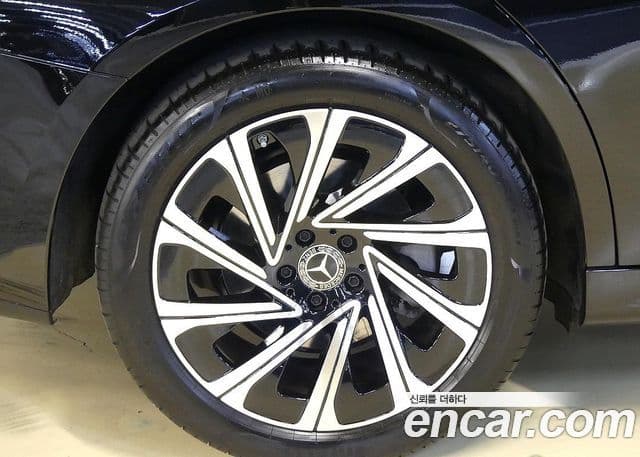 Mercedes-Benz E-Class 2024 — Photo 15/20