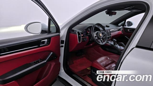 Porsche Cayenne 2021 — Photo 14/34