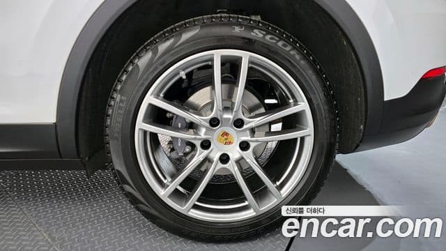 Porsche Cayenne 2021 — Photo 27/34