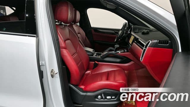 Porsche Cayenne 2021 — Photo 20/34