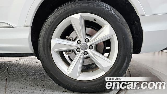 Audi Q7 2020 — Photo 16/32