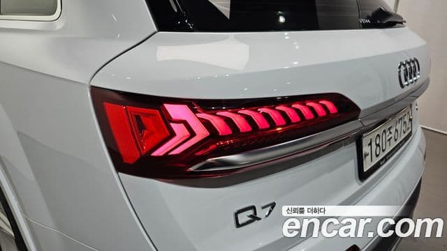 Audi Q7 2020 — Photo 13/32