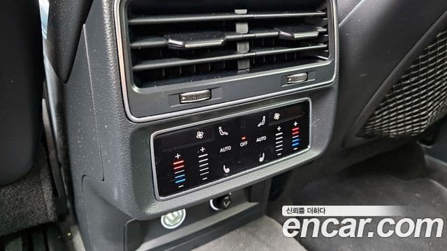 Audi Q7 2020 — Photo 19/32