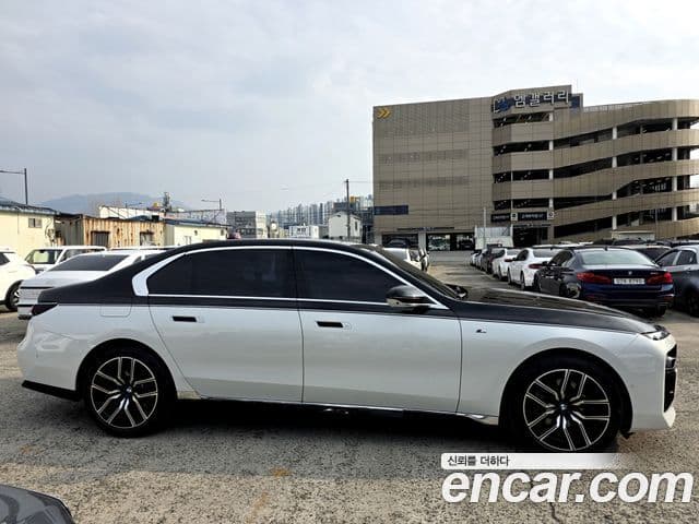 BMW 7 Series 2023 — ფოტო 7/20