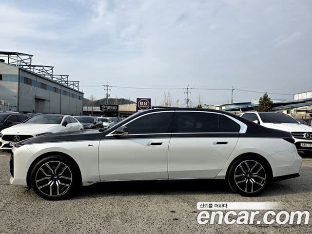 BMW 7 Series 2023 — ფოტო 8/20