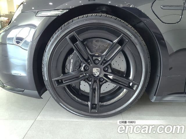 Porsche Taycan 2025 — ფოტო 6/20