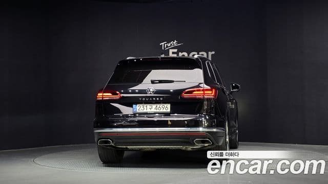 Volkswagen Touareg 2021 — ფოტო 4/20