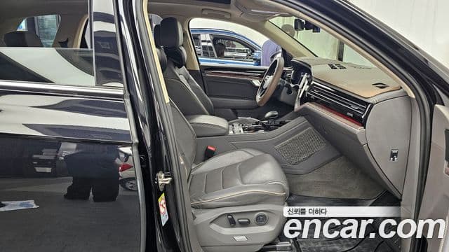 Volkswagen Touareg 2021 — ფოტო 11/20
