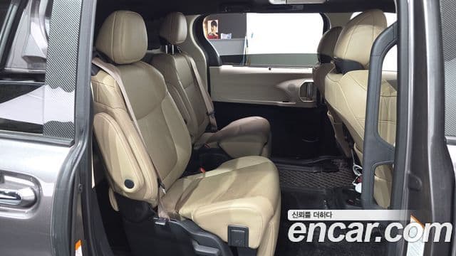 Toyota Sienna 2021 — ფოტო 11/20