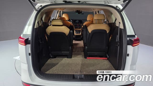Kia Carnival 2023 — Şəkil 17/20