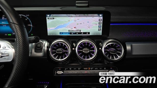 Mercedes-Benz EQB 2023 — ფოტო 8/20