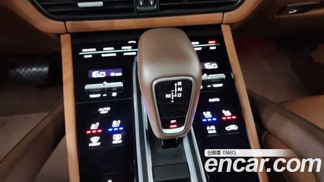 Porsche Cayenne 2020 — ფოტო 7/20