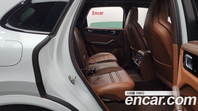 Porsche Cayenne 2020 — ფოტო 10/20