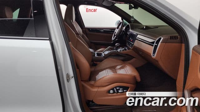 Porsche Cayenne 2020 — Photo 32/38