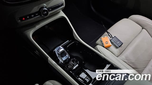Volvo XC40 2023 — Şəkil 9/20