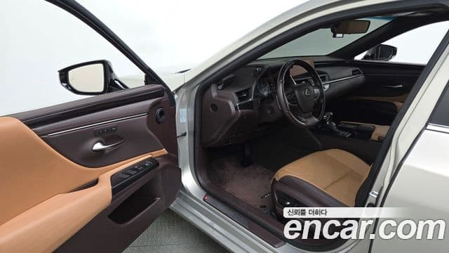 Lexus ES300h 2020 — Şəkil 10/20