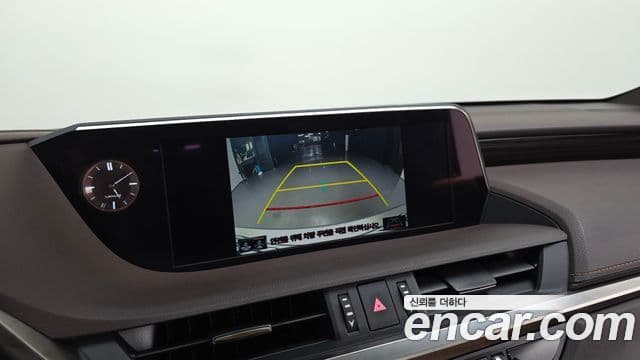 Lexus ES300h 2020 — Şəkil 16/20