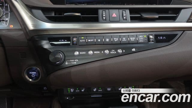 Lexus ES300h 2020 — Şəkil 17/20